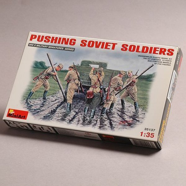 画像1: ミニアート 1/35 PUSHING SOVIRT SOLDIERS (1)